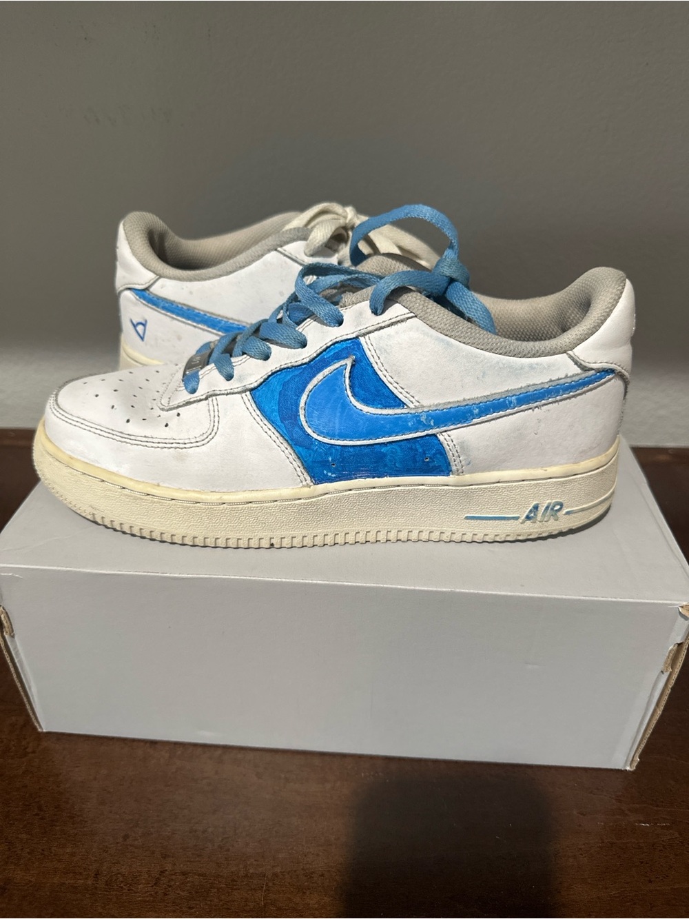 Nike Kids White and Blue Low-Top Sneakers